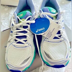 New women’s athletic shoes!! Pretty colors, never worn, still in box